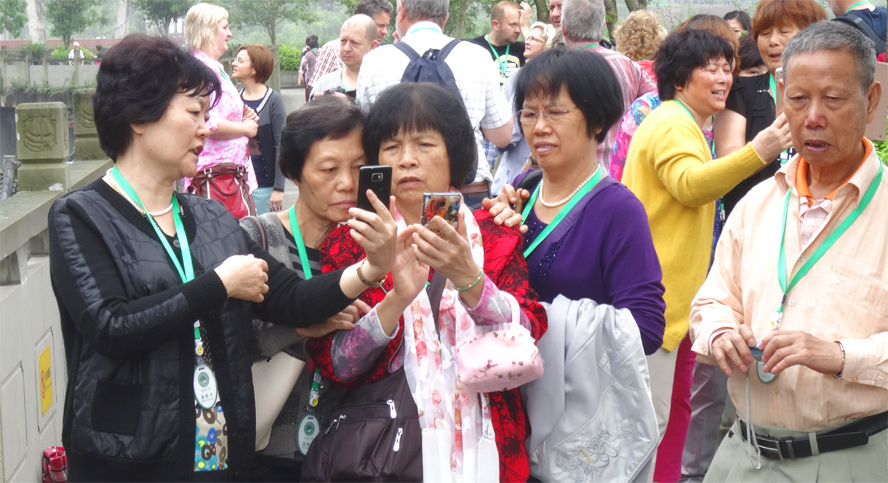 Menschen bei der Steinpagode von Shibaozhai