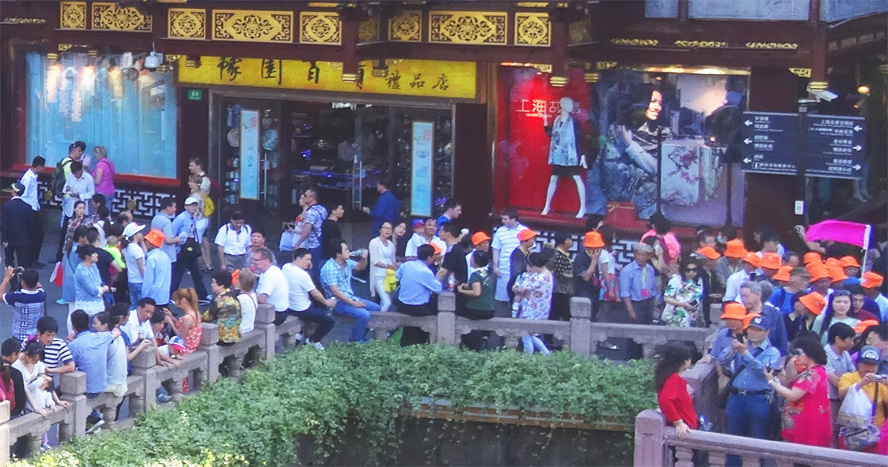 Menschenmassen in der Altstadt von Shanghai