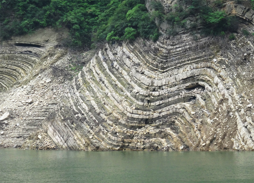 Stark gefaltetes Sedimentgestein am Jangtse