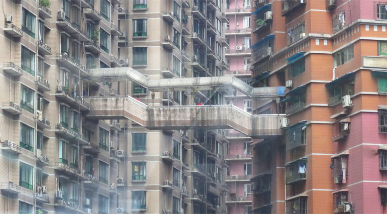 Brücke zwischen Hochhäusern in Chongqing