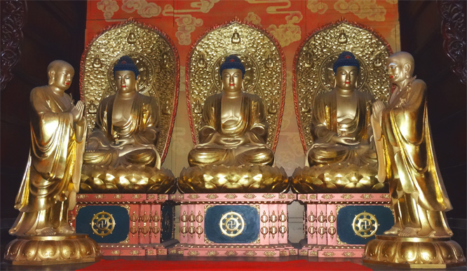 Die drei Buddhas in der Geisterstadt Fengdu