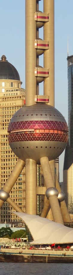 Der Fernsehturm auf der Halbinsel Pudong