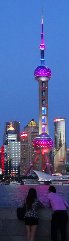 Der Fernsehturm auf der Halbinsel Pudong