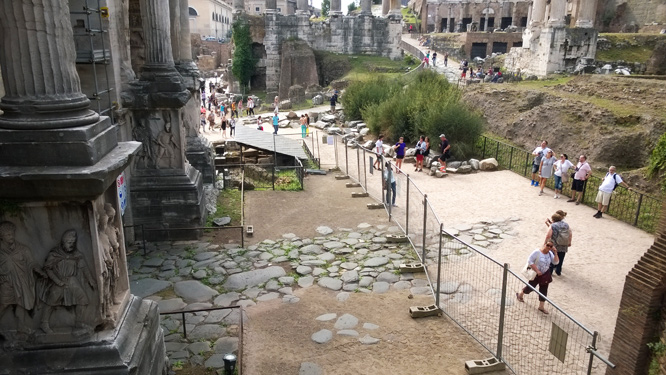 Vor dem Triumphbogen des Marc Aurel