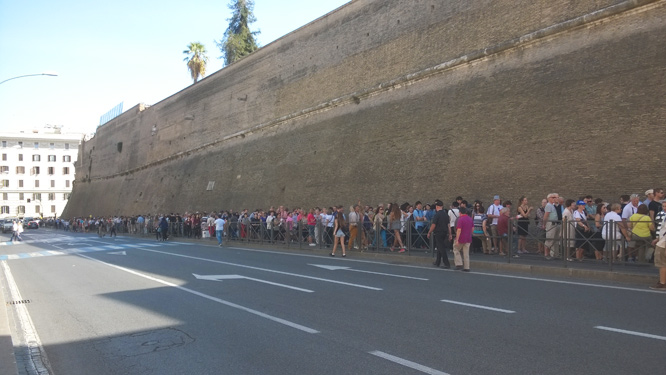Lange Schlangen vor dem Musei Vaticani