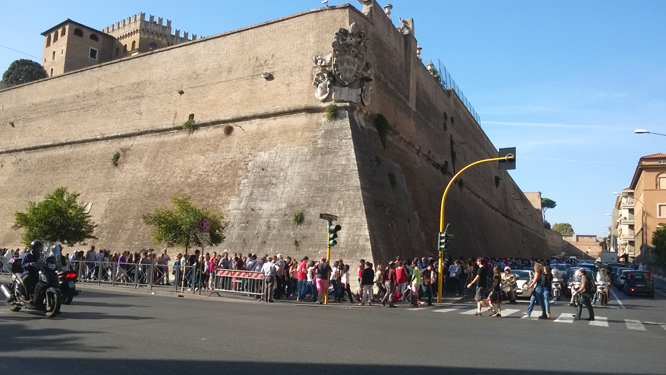 Lange Schlangen vor dem Musei Vaticani