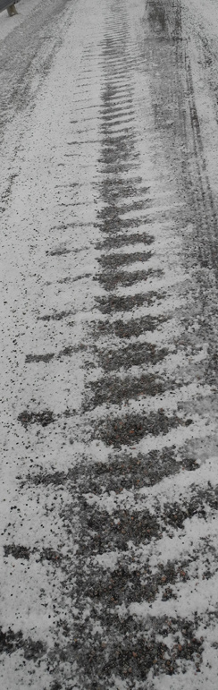 Waschbretter auf vereister Strasse