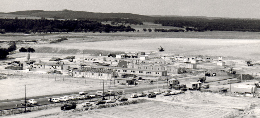 Planum fertig, die ersten Baustelleneinrichtungen stehen -  30.06.1975