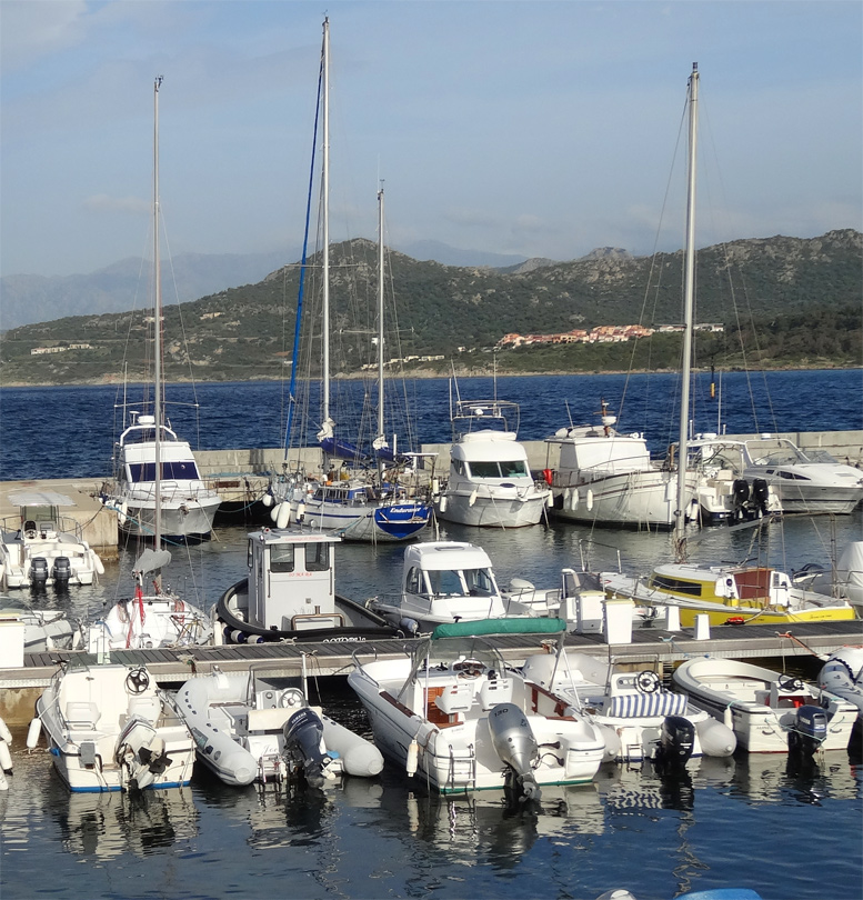 Boote im Hafen von Ill'e Rousse, Korsika