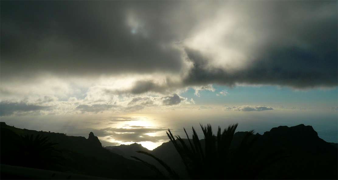 Über wolkenverhangene Berge