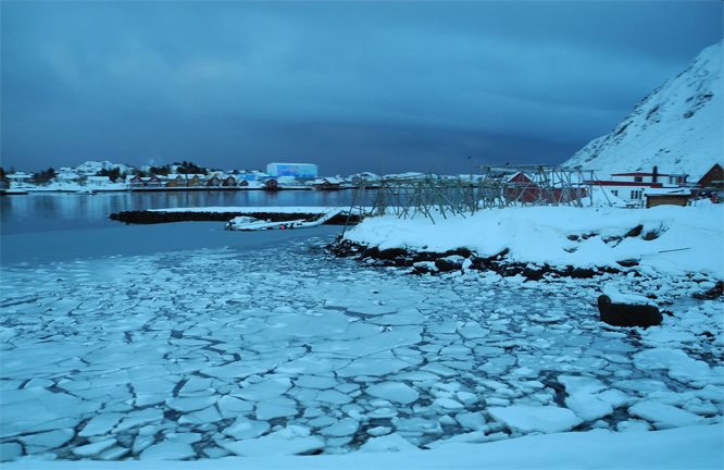 Eis vor nicht stattfindendem Sonnenuntergang in Ballstad 