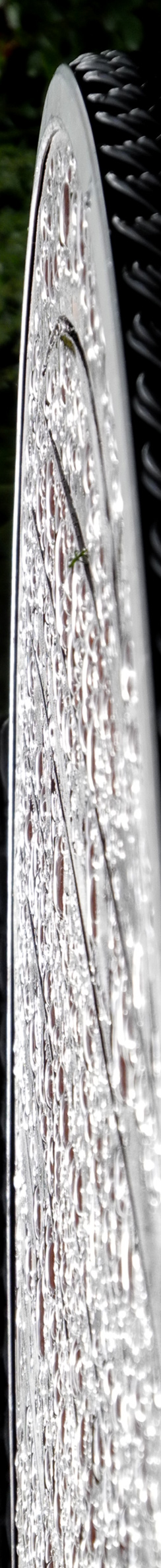 Regentropfen auf einem Tisch