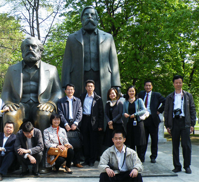 Marx-Engels Denkmal und Marx-Engels-Forum