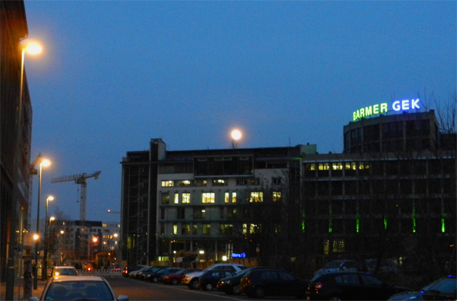 Berlin, Schützenstrasse: Mond in Phase 0.992, 07.03.2012