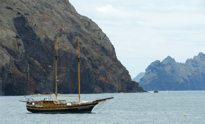 Die Bonita da Madeira ankert vor der Deserta Grande 