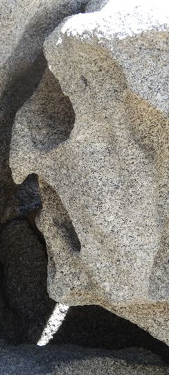 Granit mit Winderosionen am Punta Caldanu
