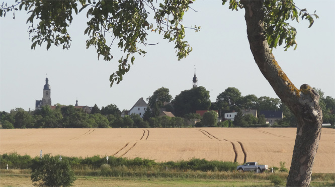 Leitzkau mit Schloss (links) und Kirche (rechts) 