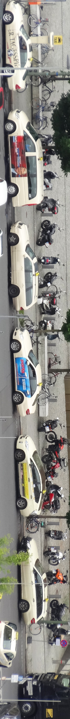 Taxen vor der Springer-Zentrale