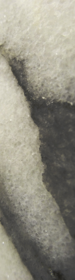 Kristalle in Carrara-Marmor