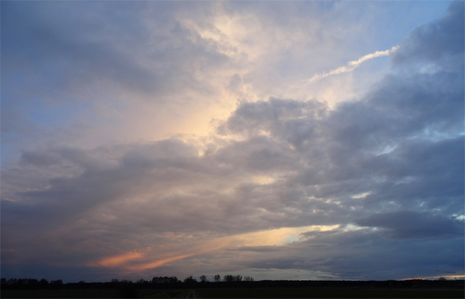 Wolkenwand nach Sonnenuntergang