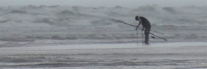 Ein einsamer Fischer auf Terschelling