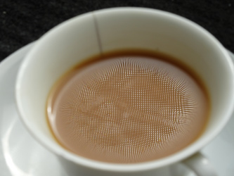 Spiegelung auf einer Kaffeetasse