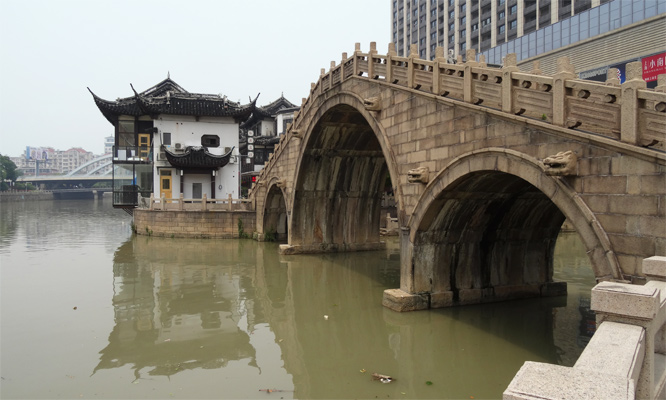 Die alte Wenheng Brücke mit Resten der Altstadt