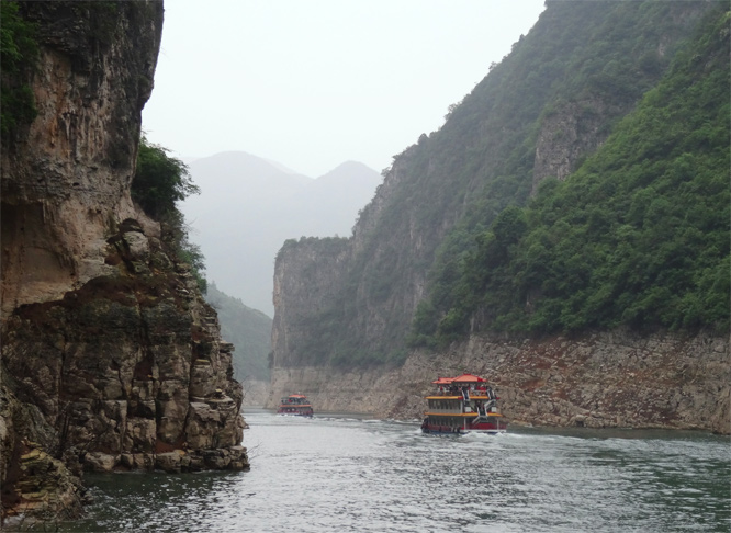 Auf einem Nebenfluss bei Badong