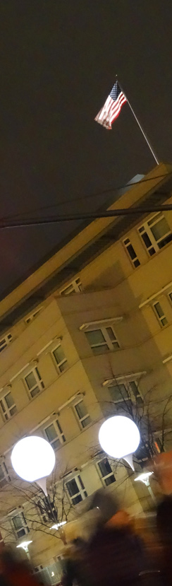 Die ehemalige Berliner Mauer: Leuchtende Ballons - Hier vor der Amerikanischen Botschaft