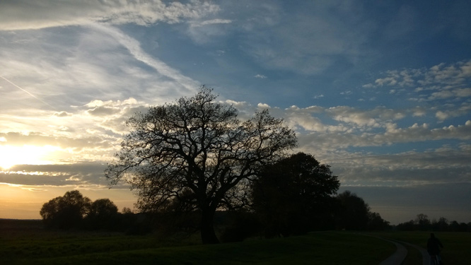 Wolken über der Elbe bei Dornburg