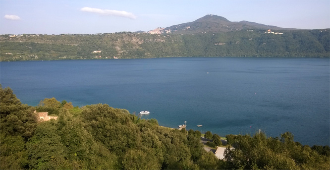 Abfahrt und Sicht auf den Lago di Albano