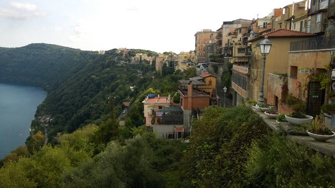 Castel Gandolfo - Häuser auf dem Kraterrand