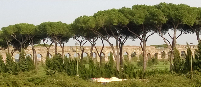 Ein römischer Aquädukt lauf parallel zur Eisenbahnstrecke nach Ciampino