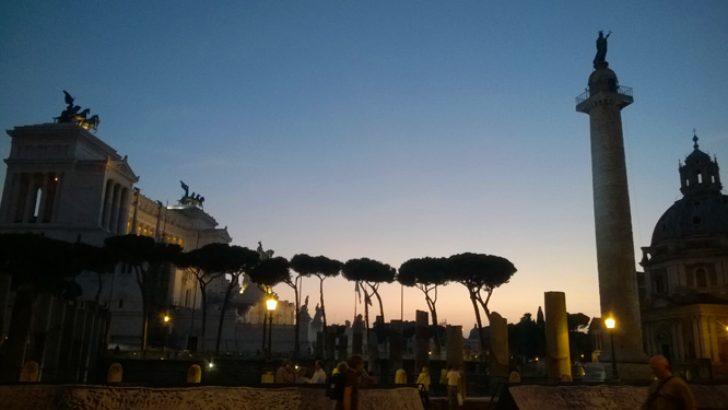 Denkmal für Emanuelle II und die Säule des Trajan