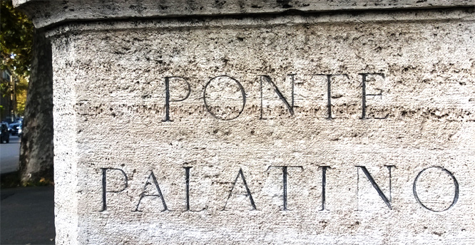 Schrift an einer Tiber-Brücke