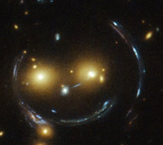 Smiley Gravitationslinse Gesicht