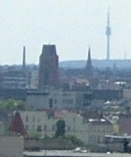 Fernsehturm auf dem Schäferberg in Wannsee, 20 km Entfernung, 22.05.04, 16:33