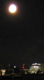 Mond in Phase 0.915 über dem Reichstag, 040304, 5:42
