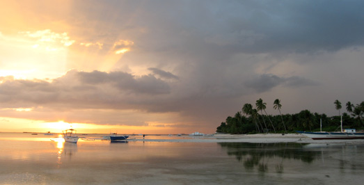 Sunset mit Gewitterwolken westlich der Alona Beach