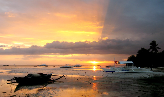 Sunset mit Gewitterwolken westlich der Alona Beach