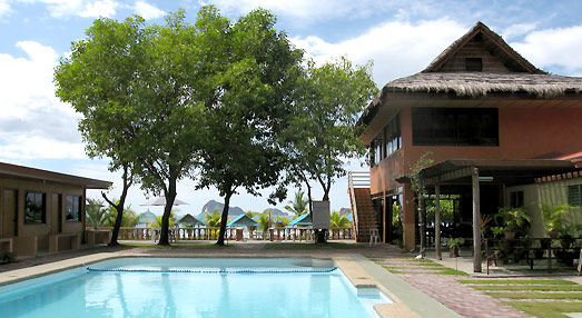 Café Pundakit, Pool und Sicht auf die Capones  Islands