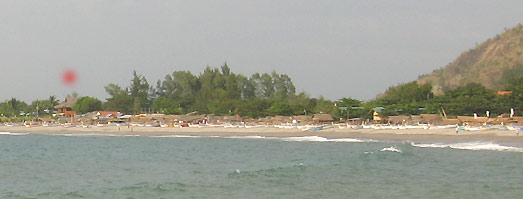 Café Pundakit am Strand von Punkdaquit