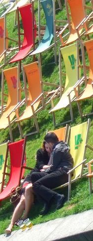 Liegestühle an der Spree