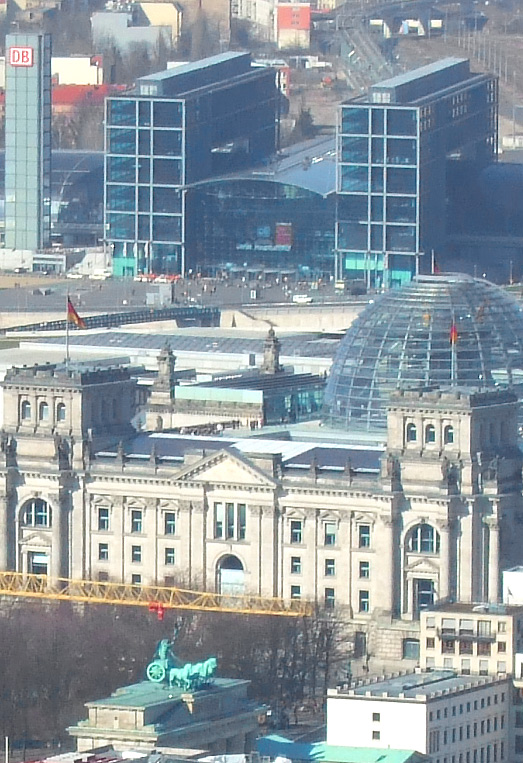 Luftbild: Hauptbahnhof und Reichstag