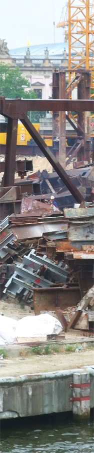 Ein Arbeiter im Schrotthaufen. Palast 16.07.2008