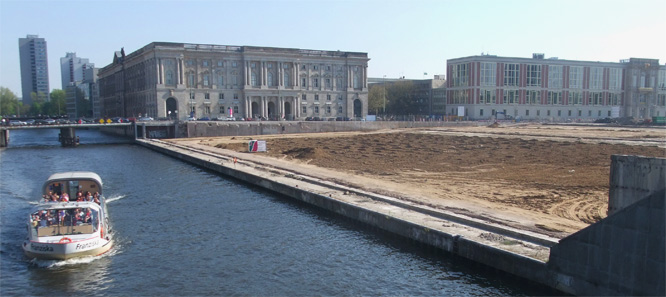 Gras wächst über den Palast der Republik