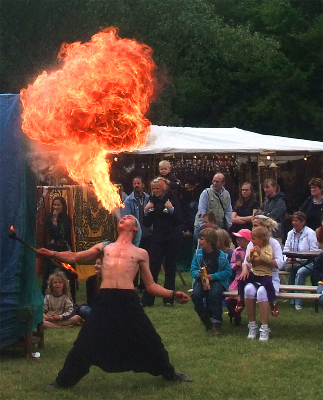 Feuerschlucker auf dem Wikinger-Fest in Schildow am Kiessee